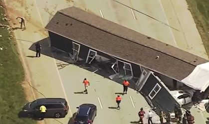 Acidente faz casa cair no meio de estrada nos Estados Unidos