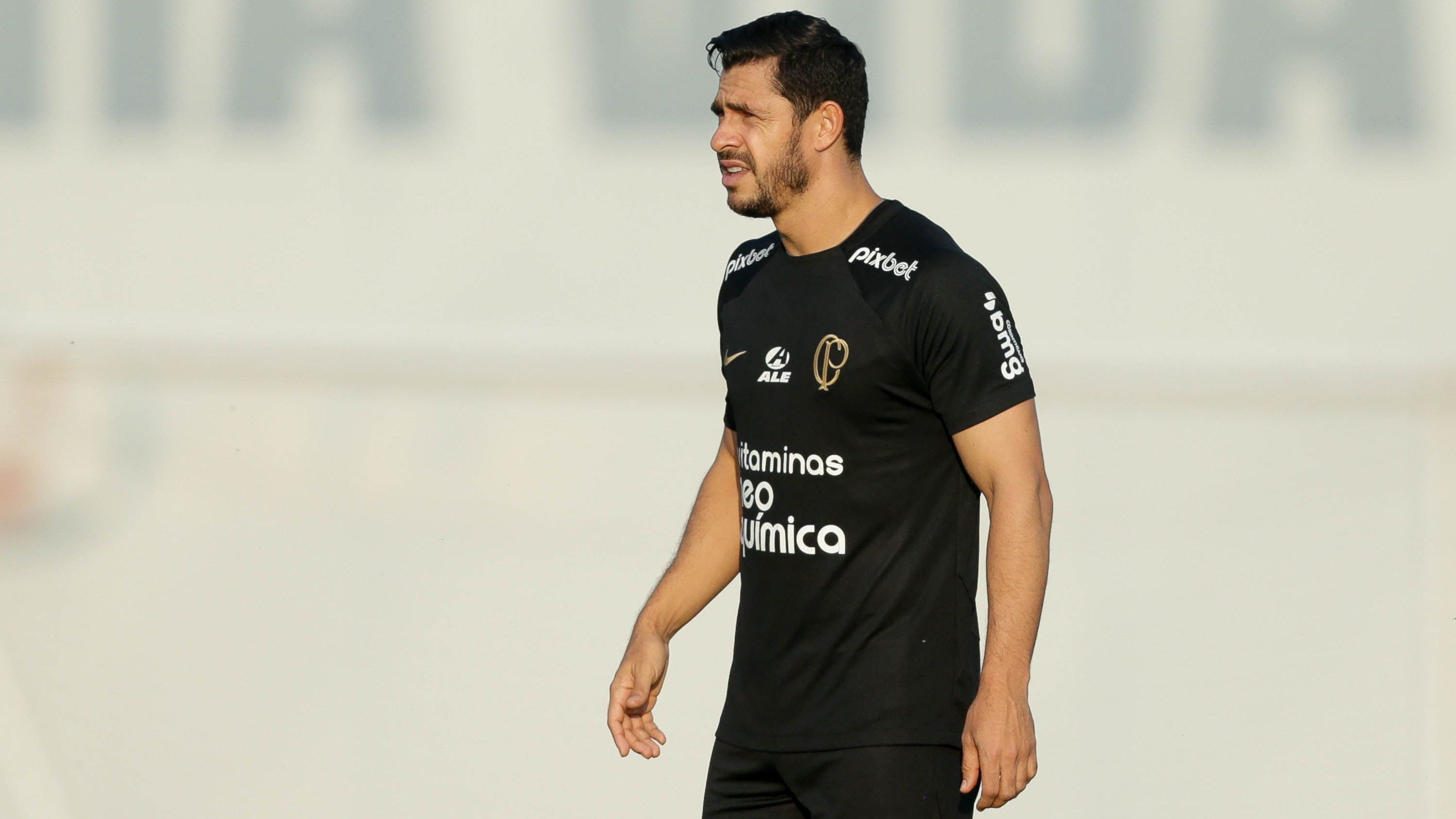 Giuliano treinando no CT do Corinthians