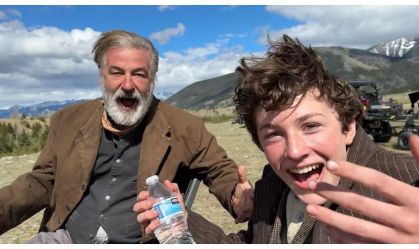 Alec Baldwin causa polêmica após compartilhar foto de último dia de "Rust"