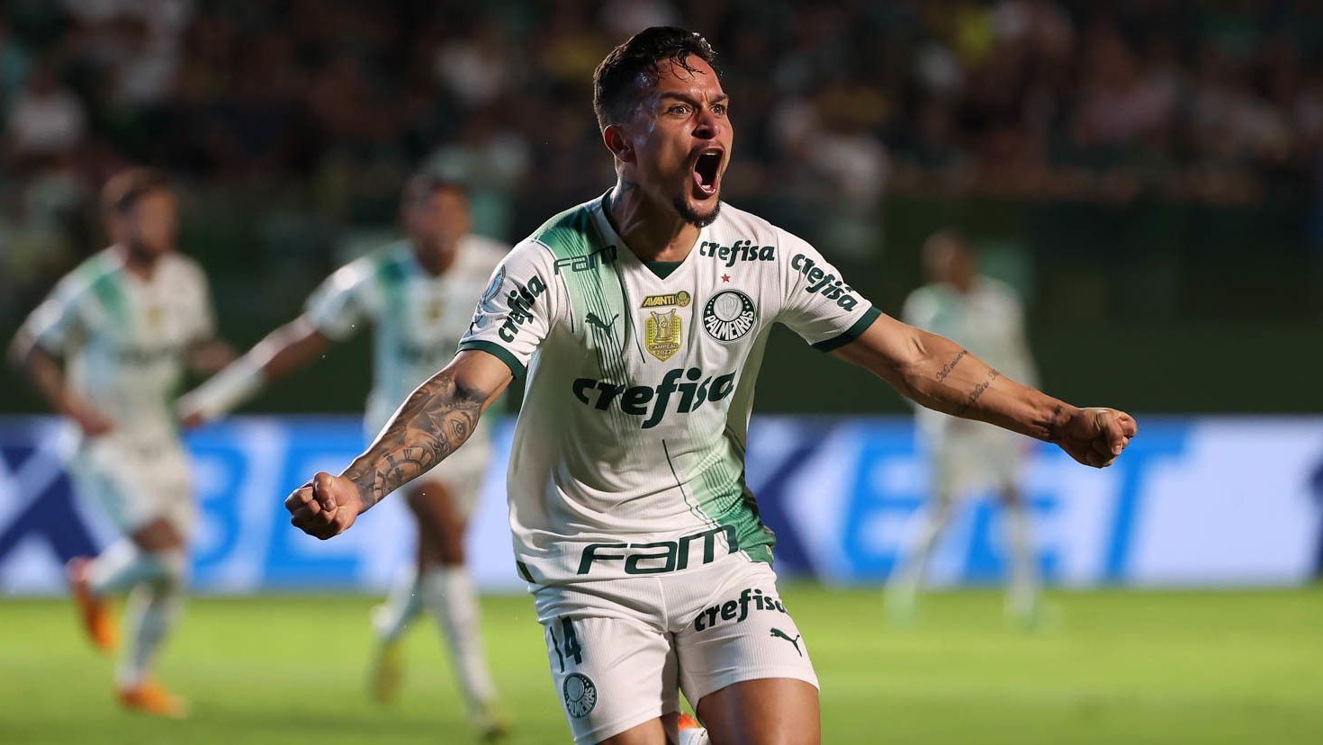 Artur comemora gol marcado contra o Goiás