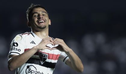 Pablo Maia comemora gol marcado contra o Goiás