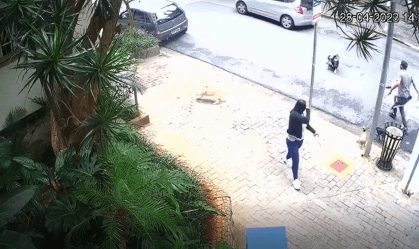 Motorista atropela passeador com cinco cachorros e foge sem prestar socorro em SP