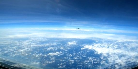 Momento em que jato chinês se aproxima de avião militar dos EUA