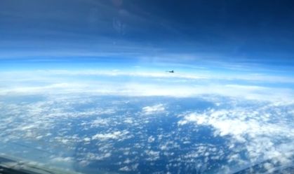 Momento em que jato chinês se aproxima de avião militar dos EUA