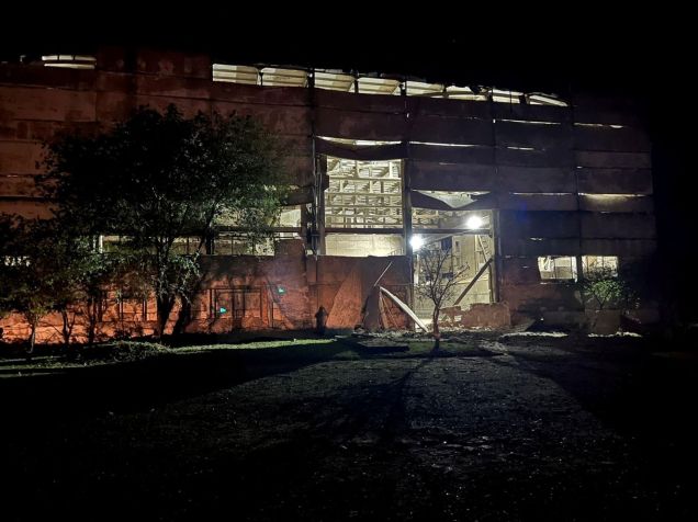 Um prédio industrial danificado por um ataque de míssil russo em Odesa, na Ucrânia, nesta foto divulgada em 18 de maio. Comando Operacional Sul das Forças Armadas Ucranianas/Reuters