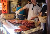 Espetinho mania: governo chinês tenta usar comida de rua para movimentar economia do país