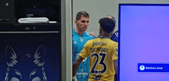 Rafael Cabral e Filipe Machado brigam no vestiário do Cruzeiro em 2022