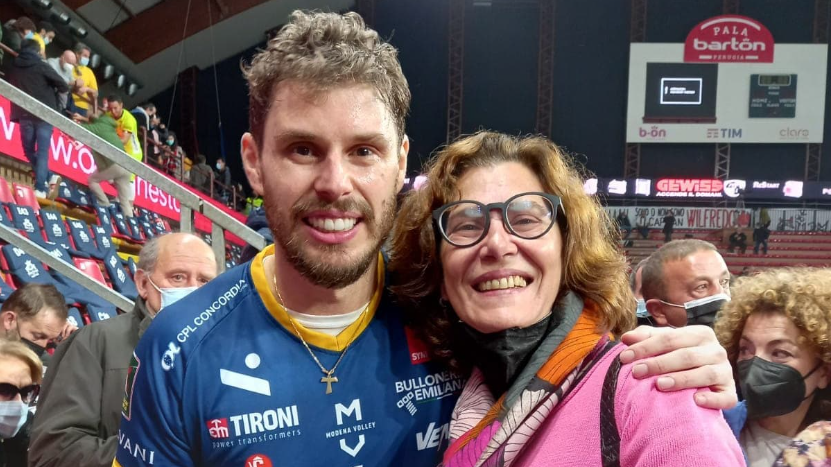 Bruninho com a mãe, a ex-jogadora Vera Mossa