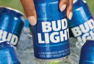 Bud Light é dada de graça para amenizar polêmica com anúncio inclusivo