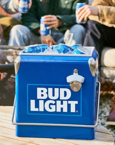 Após a polêmica, a Bud Light enfrenta uma dura queda de vendas: já são 8% de queda no ano / Instagram/ @budlight/ Reprodução