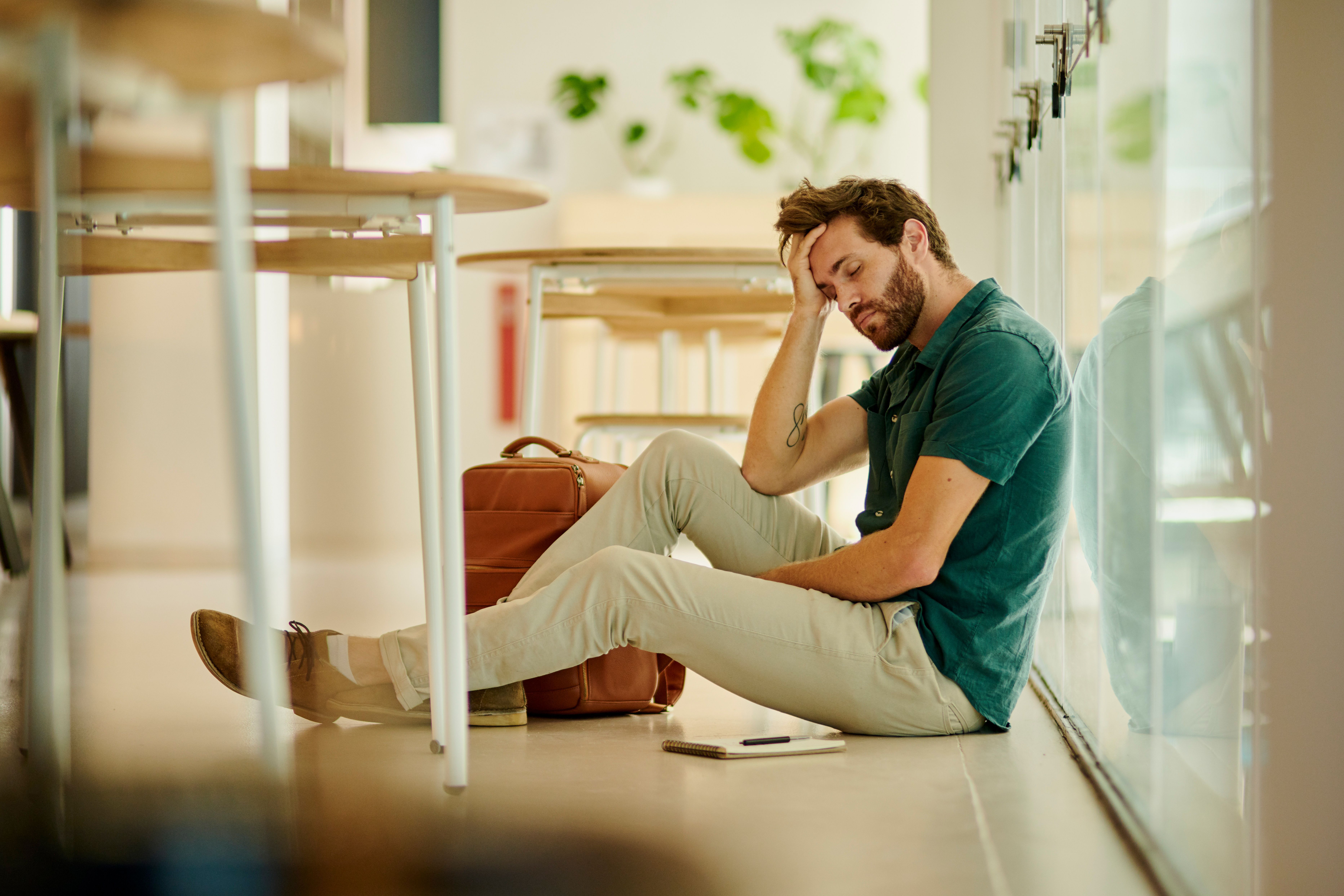 Professor de estresse, depressão ou esgotamento no chão da escola com dor de cabeça ou problema de saúde mental devido ao trabalho educacional em sala de aula. Professor triste, ansioso e deprimido ou cansado, aluno reprovado na faculdade