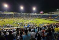 Tragédia no estádio de El Salvador é ligada à venda excessiva e ingressos falsos