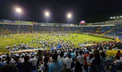 Tragédia no estádio de El Salvador é ligada à venda excessiva e ingressos falsos