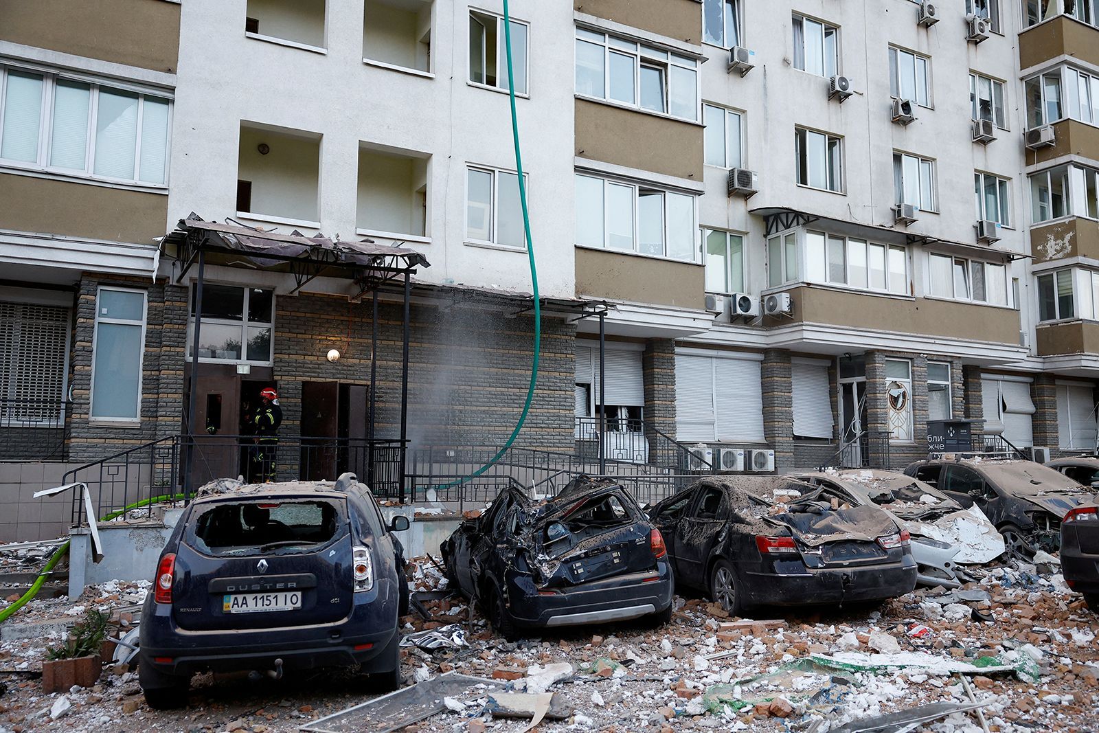 Carros foram danificados durante um ataque de drones russos em Kiev, na Ucrânia, em 30 de maio. / Valentyn Ogirenko/Reuters