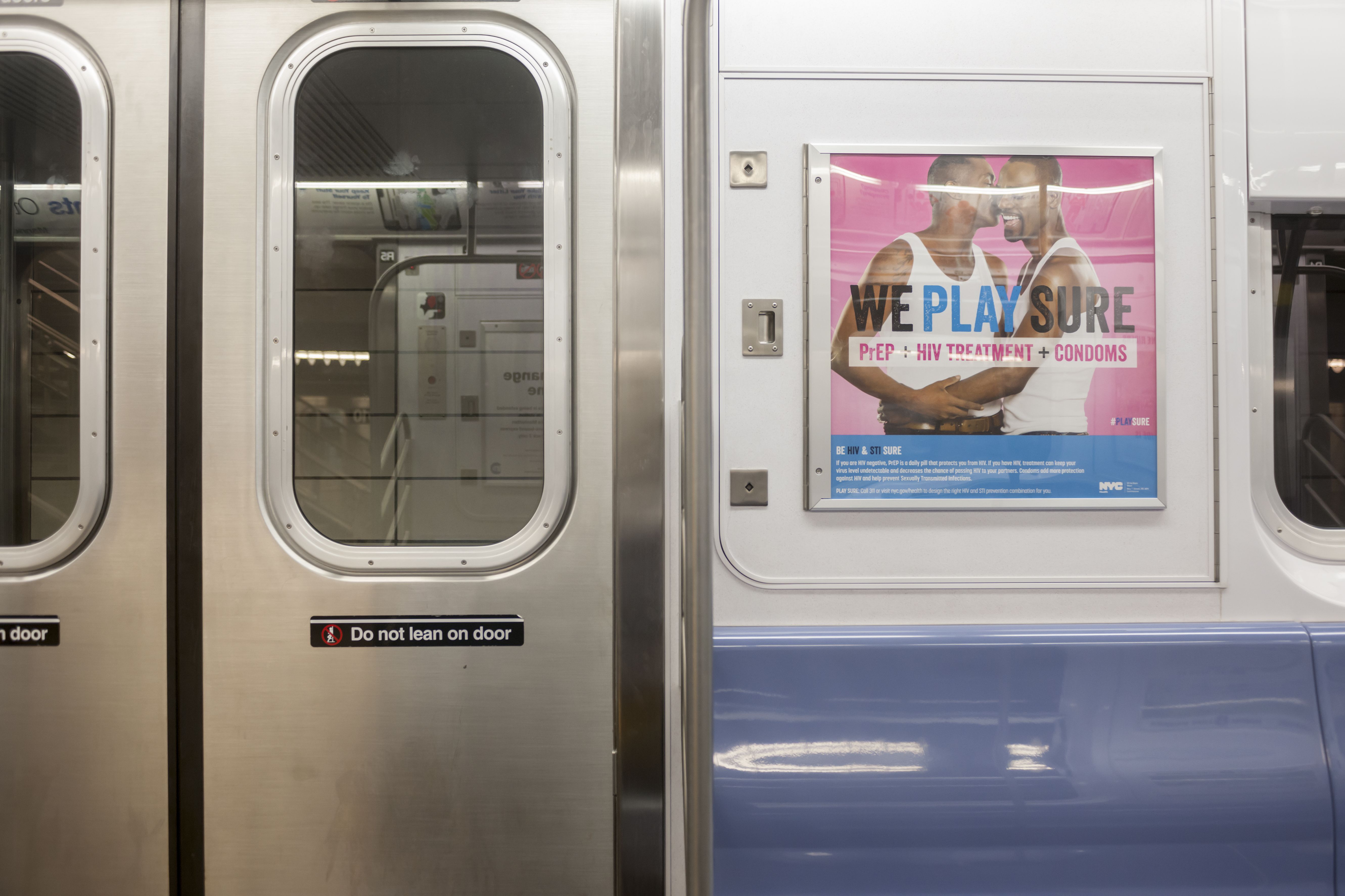 Cartaz no metrô de Nova York promove o uso de testes de HIV, medicamentos profiláticos e preservativos / Richard Levine/Corbis via Getty Images