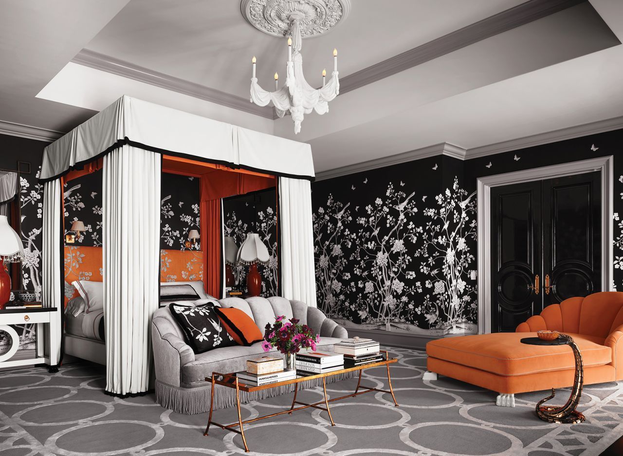 Laranja é a cor favorita do ícone drag e aparece em veludo, laca ou detalhes pintados em casa / Douglas Friedman