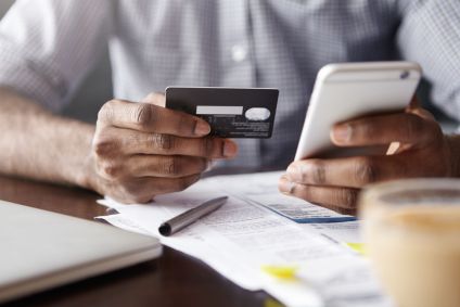 Pessoa usa cartão de crédito
