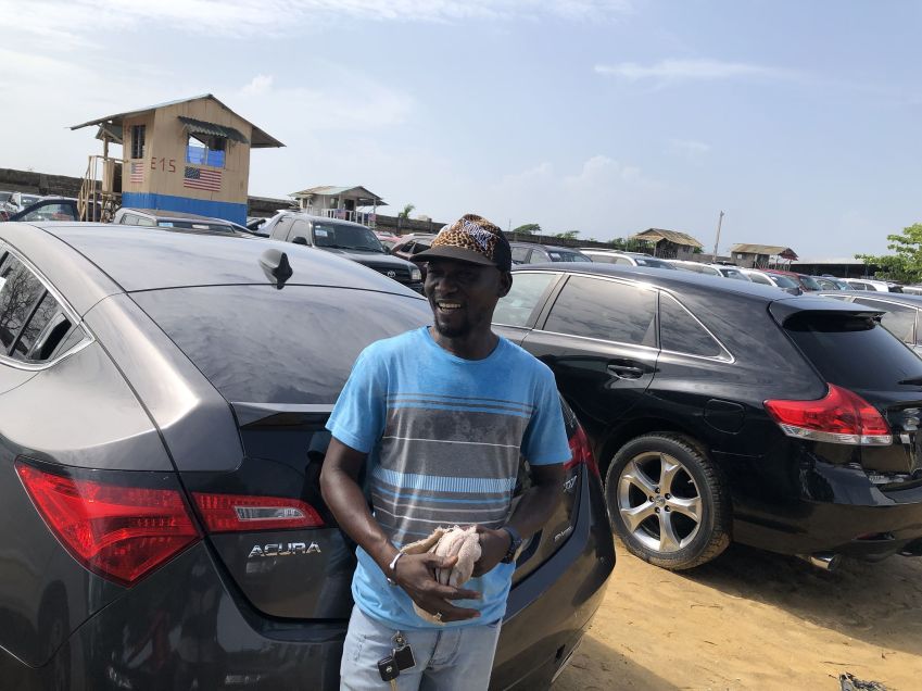 Abdul Koura é um revendedor de carros no estacionamento Fifa Park. / Nimi Princewill/CNN