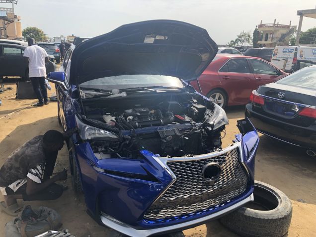 Um carro importado que sofreu um acidente está aguardando reparo. / Nimi Princewill/CNN