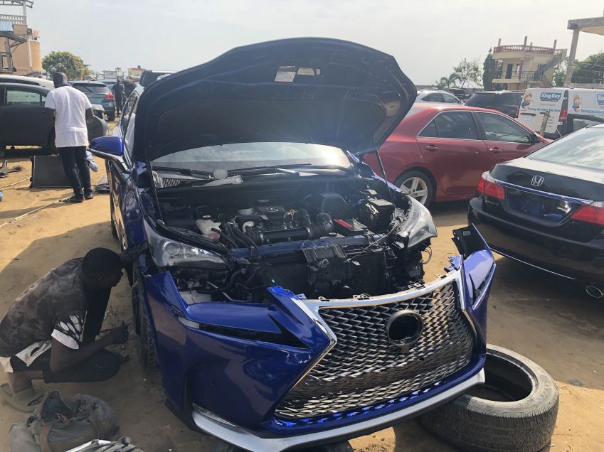 Um carro importado que sofreu um acidente está aguardando reparo. / Nimi Princewill/CNN