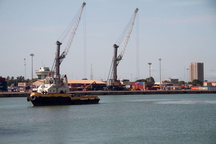 Navios no Porto Autônomo de Cotonou, em Benin, na África Ocidental, são vistos aqui. Os carros chegam aqui de países ocidentais, incluindo os EUA. / Nimi Princewill/CNN