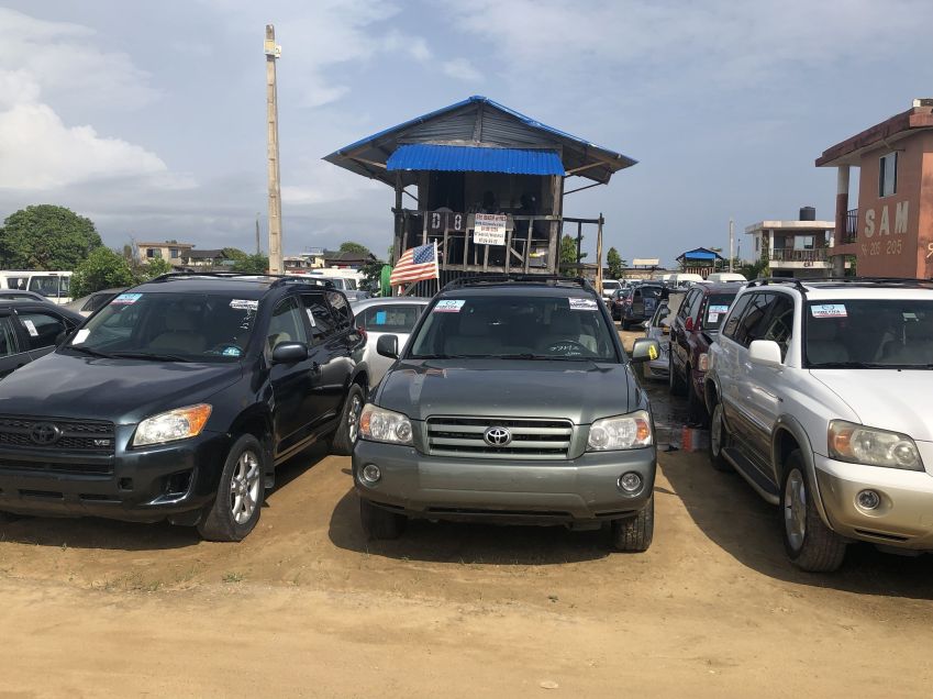 Filas de carros usados são retratadas aqui no Fifa Park. / Nimi Princewill/CNN