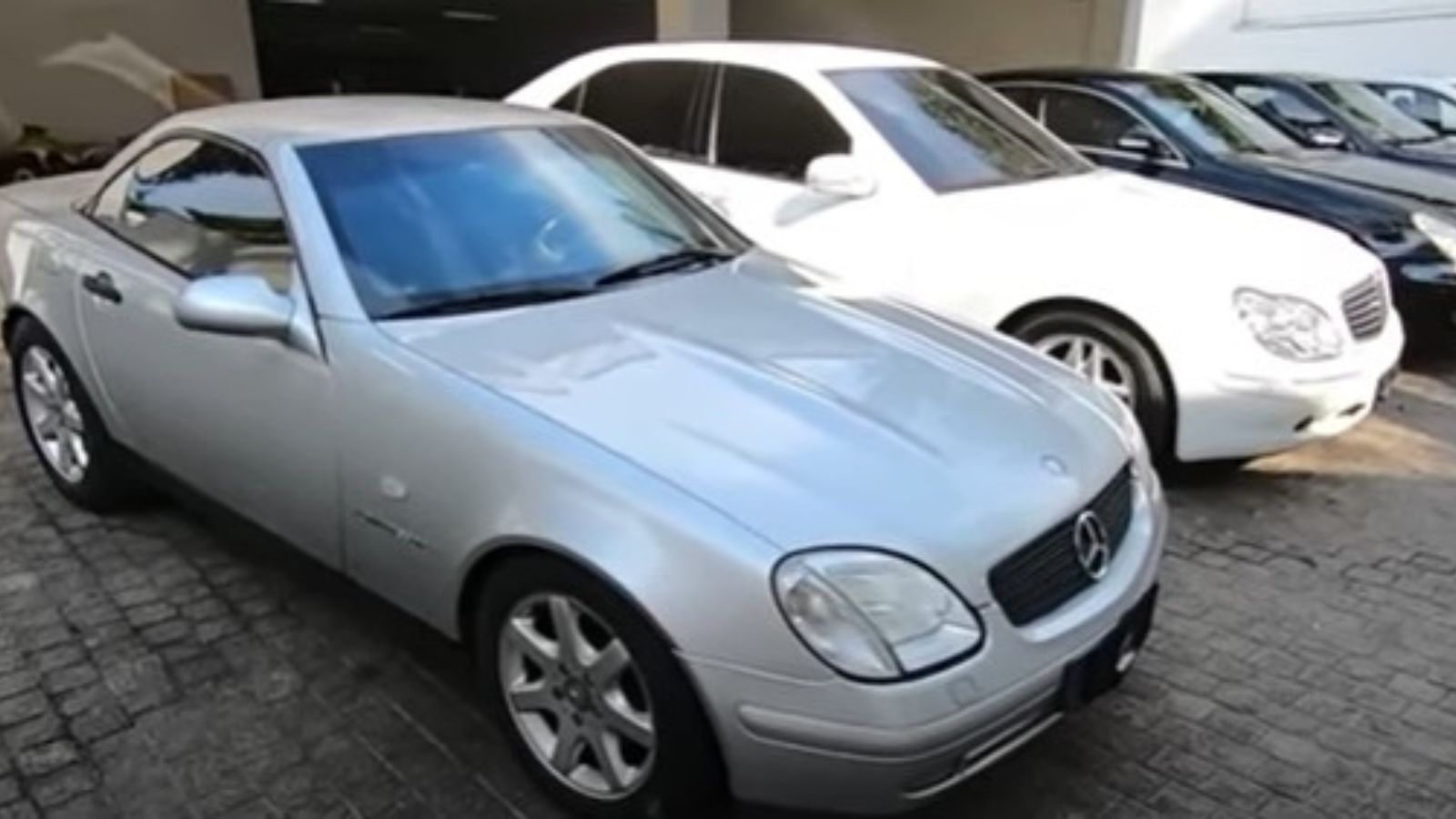 Carros da coleção de Hebe Camargo estão na garagem de sua mansão, em São Paulo