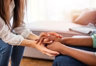 Luto: o que não dizer e como agir com alguém que perdeu o bebê