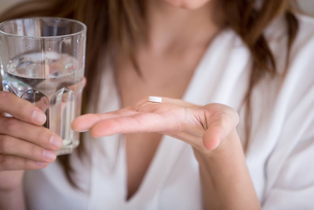 Anticoncepção de emergência: como tomar? / Imagem: Shutterstock/fizkes
