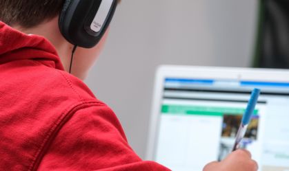 Human Rights Watch alerta para violação da privacidade em sites de aula online