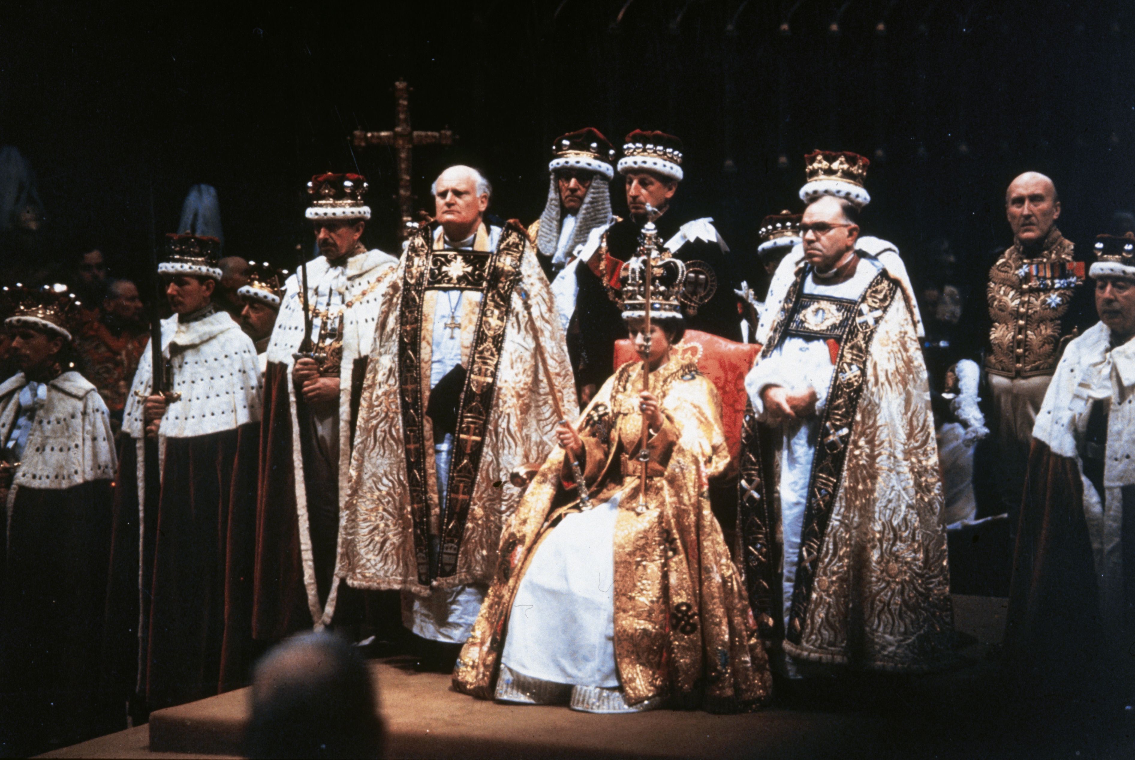 Rainha Elizabeth II após sua cerimônia de coroação na Abadia de Westminster, Londres