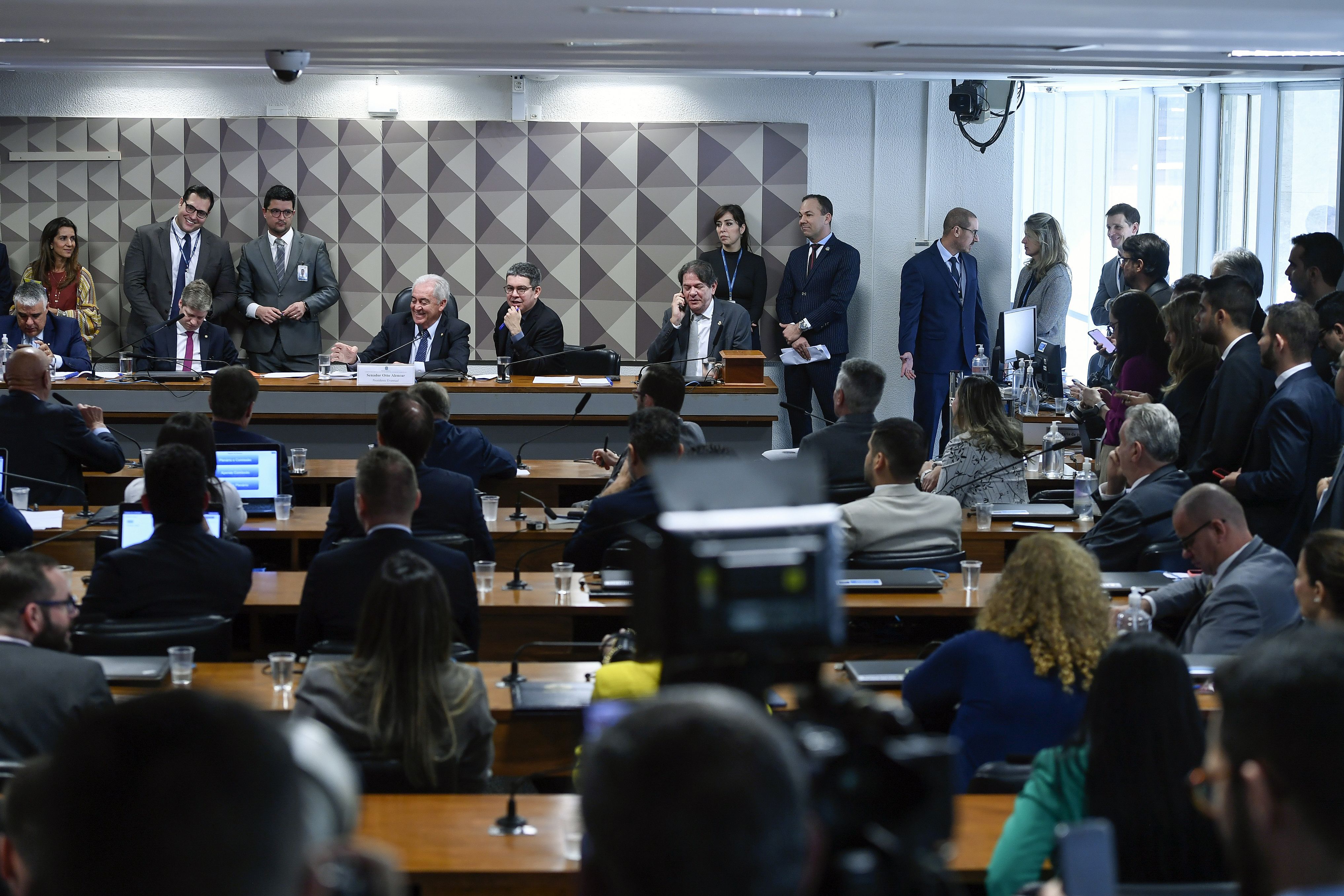 Comissão Mista Parlamentar de Inquérito (CPMI) criada para investigar os atos antidemocráticos de 8 de janeiro realiza reunião para instalação, eleição do presidente, vice e indicação do relator.   A CPMI é formada por 16 senadores e 16 deputados federais titulares, com igual número de suplentes de cada Casa e vai investigar a invasão e depredação das sedes dos Três Poderes em Brasília
