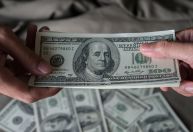 Dívida global alcança recorde de US$ 313 trilhões em 2023, diz IIF