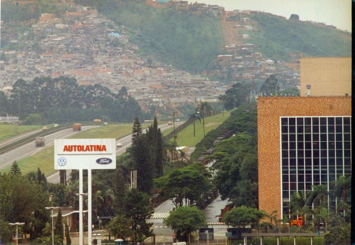 Vista parcial da fábrica da Autolatina/Volks/Ford localizada na Via Anchieta. Do lado esquerdo encontra-se a favela do Montanhão em São Bernardo do Campo, no ABC paulista / Agência Estado