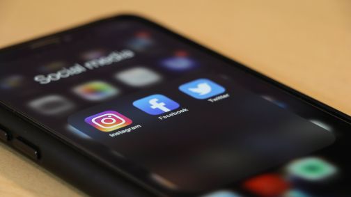 Imagem mostra celular com aplicativos de redes sociais instalados