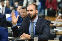 Câmara prepara "saída Brazão” para tirar mandato de Eduardo Bolsonaro