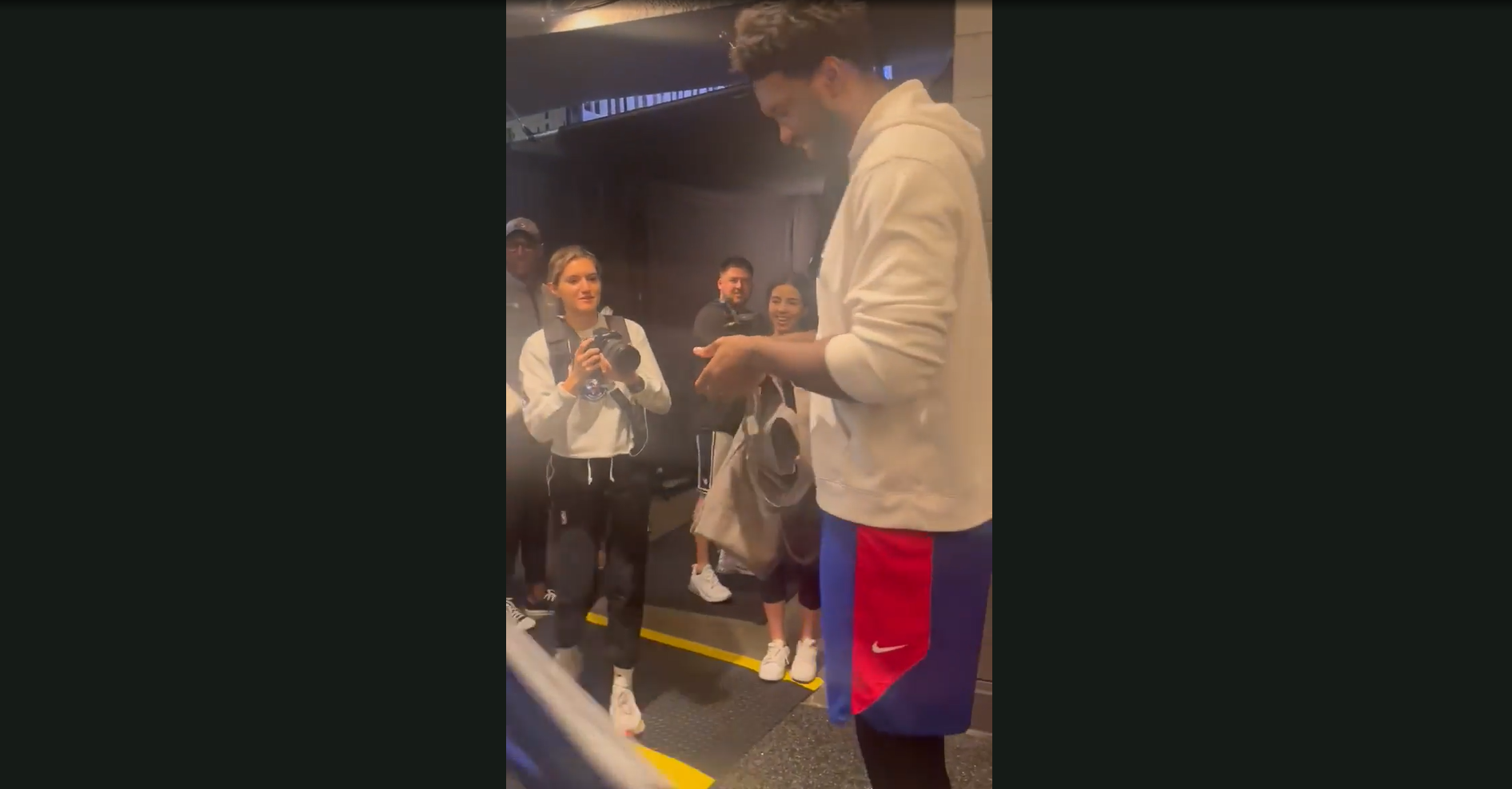 Embiid recebe presente de Harden