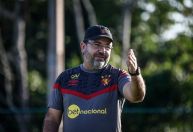 Técnico do Sport fala em “desaparecer do mundo” após derrota para o Ceará