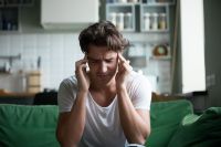 Enxaqueca: conheça os sintomas, causas e como identificar crises