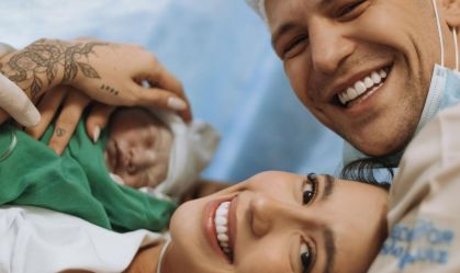 Gabi Brandt dá à luz Beni, seu terceiro filho com Saulo Poncio
