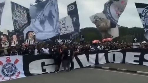 Torcedores protestam em frente ao centro de treinamentos do Corinthians
