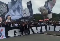 Protesto no CT do Corinthians tem caixão, xingamentos e papo com Luxemburgo