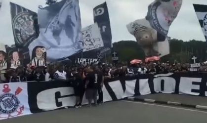 Torcedores protestam em frente ao centro de treinamentos do Corinthians