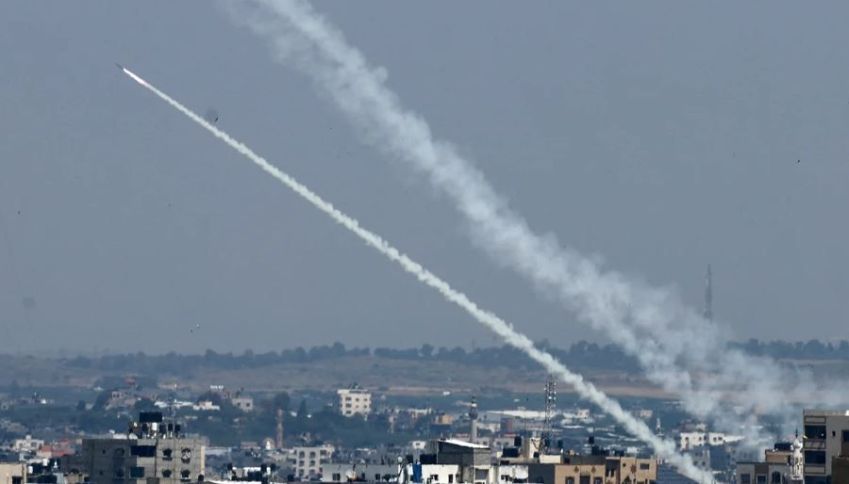 Foguetes disparados de Gaza contra Israel cruzaram o céu na quarta-feira. Mohammed Salem/Reuters