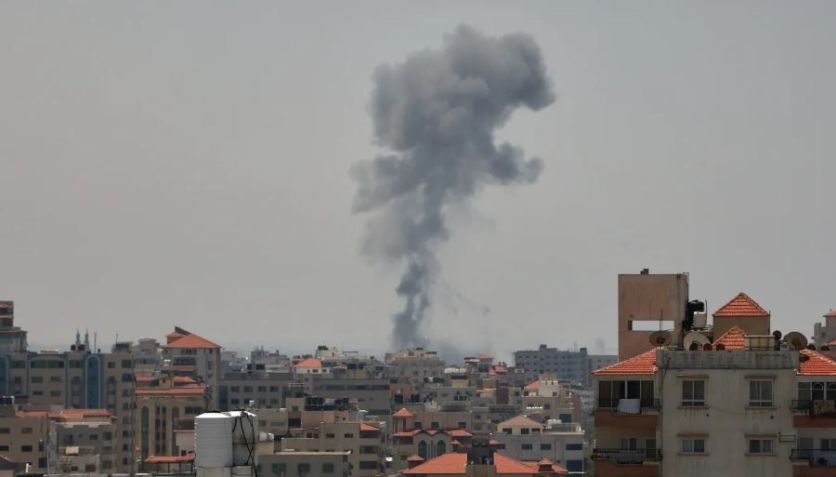 Ondas de fumaça após novos ataques militares israelenses lançados em Gaza em 10 de maio de 2023. Mahmud Hams/AFP/Getty Images