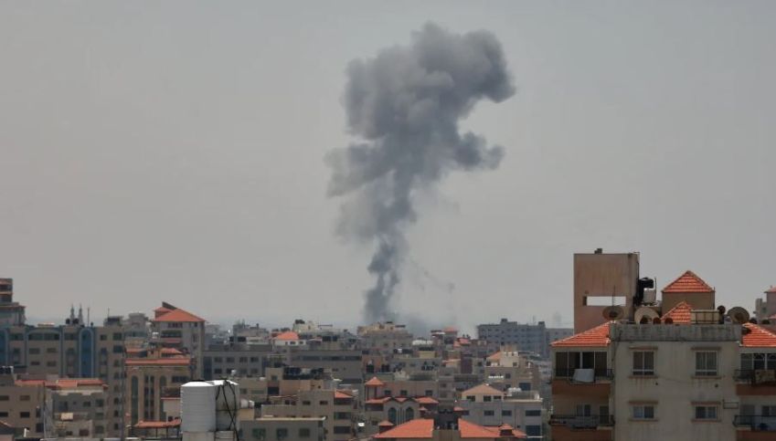 Ondas de fumaça após novos ataques militares israelenses lançados em Gaza em 10 de maio de 2023. Mahmud Hams/AFP/Getty Images