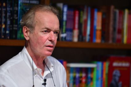 Escritor Martin Amis morreu nesta sexta-feira (19), aos 73 anos
