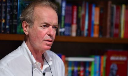 Escritor Martin Amis morreu nesta sexta-feira (19), aos 73 anos