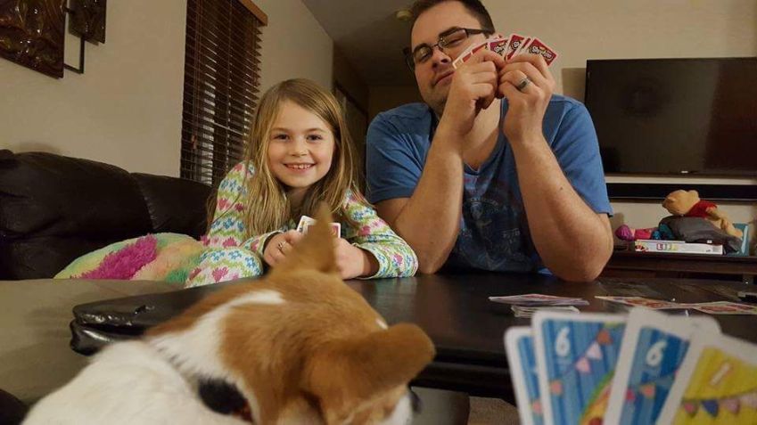 a filha Kayla Unbehaun e o pai Ryan Iserka em foto antes do desaparecimento da garota / Reprodução