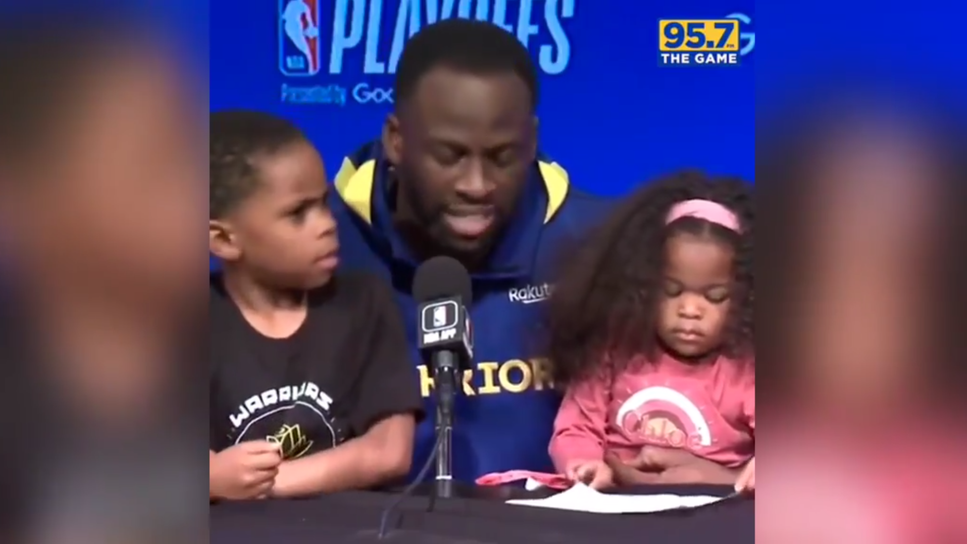 Draymond Green com os filhos na coletiva pós-jogo